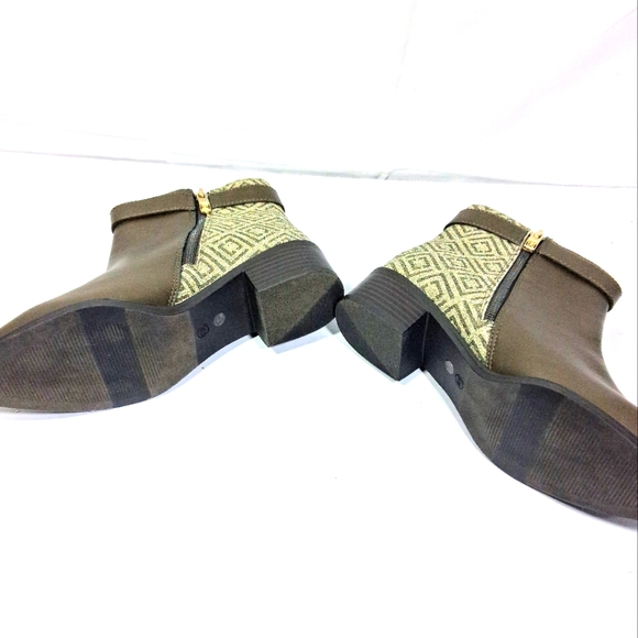 Liz Claiborne Size 6.5W Stacked Two Tone 1.5" Heels Pointed Toe Boots - Picture 5 of 8